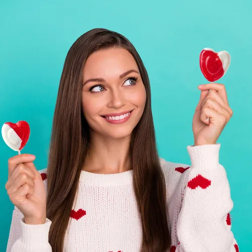 Miniatura 2 de Piruletas con forma de corazón rojo sabor fresa y crema, 12 paletas, envueltas individualmente