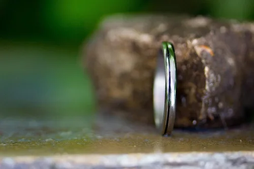 Miniatura 4 de Women's titanium and carbon fiber ring. Unique wedding band. Water resistant and hypoallergenic. (00334_2N)