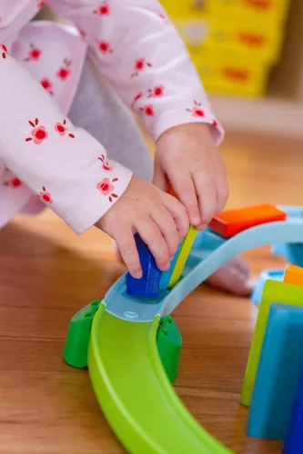 Miniatura 6 de HABA Kullerbu Kringel Domino Playset – Juego de 33 piezas de pista de bolas con dos juegos de dominó que caen – A partir de 2 años
