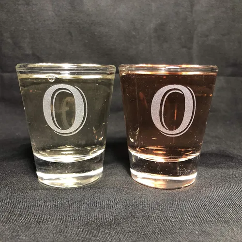 Miniatura 14 de Juego de 2 vasos de chupito con letras de monograma de 1.5 oz (B)