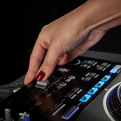 Miniatura 13 de Pioneer DJ DDJ-REV7 Controlador de DJ Serato de 2 decks
