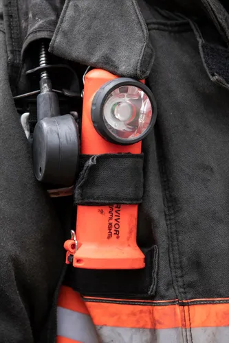 Miniatura 6 de Streamlight 90500 Survivor Linterna de ángulo recto recargable de 175 lúmenes para bomberos con clasificación de seguridad, sin cargador, naranja