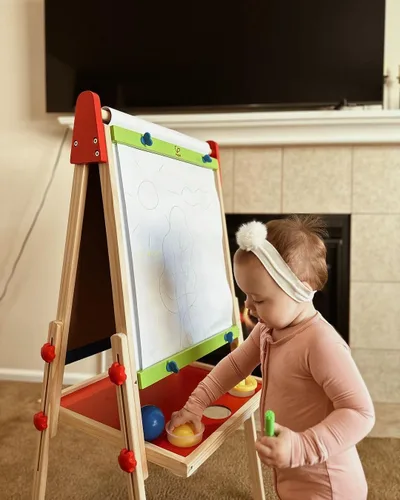 Miniatura 4 de Caballete de madera para niños con rollo de papel y accesorios Hape All-in-One