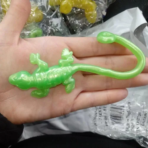 Miniatura 5 de Rhode Island Novelty SKLIZAR Lagartos, paquete de 12, colores surtidos