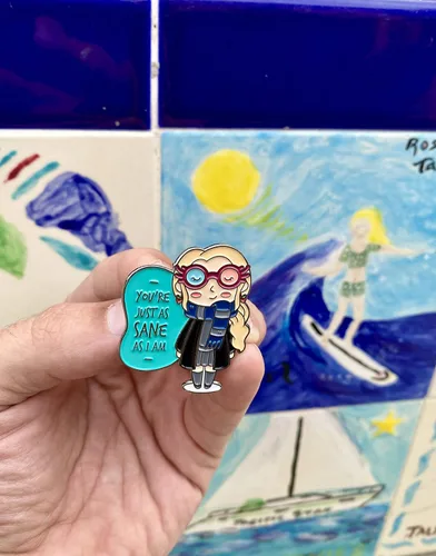 Miniatura 4 de ThePinkiePin Lovegood Luna - Pin esmaltado Con 2 embragues de mariposa Pin de solapa para mochilas, mujeres, colección y exhibición Mercancía