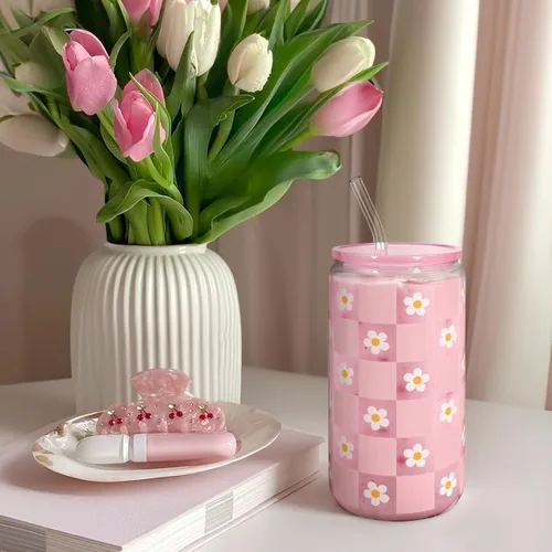 Miniatura 5 de SANDJEST Vaso de Vidrio con Margaritas en Patrón de Tablero de Ajedrez, Taza Floral a Cuadros con Tapa y Pajita, Tazas Estéticas de Café Helado