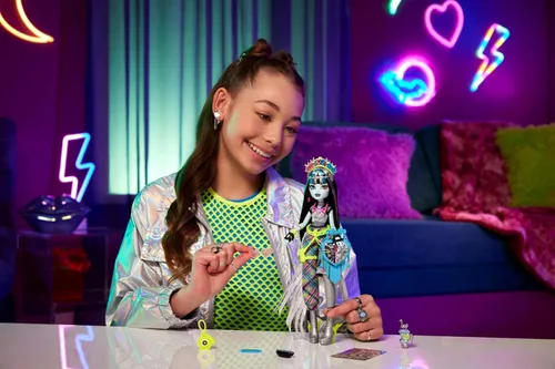 Miniatura 2 de Monster High Muñeca del Festival Monster Fest, Frankie Stein con atuendo glamuroso y accesorios temáticos del festival como bocadillos, póster