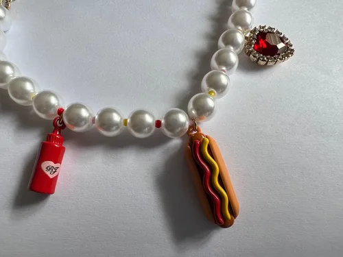 Miniatura 3 de Betsey Johnson Pulsera con dije de corazón de cristal con perlas de imitación de tono dorado, ketchup de perro caliente, fiesta de cumpleaños, día