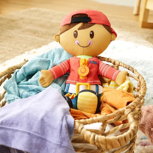 Miniatura 5 de Playskool Dressy Kids - Muñeca con pelo castaño y sombrero, juguete de peluche de actividades con cremallera, cordón de zapatos, botón, para edades