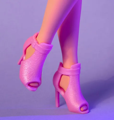Miniatura 5 de Muñeca Barbie Looks, Colección No. 24 con Cabello Castaño y Moda Moderna Y2K, Vestido Rosa Sin Tirantes con Brillo y Tacones de Puntera Abierta