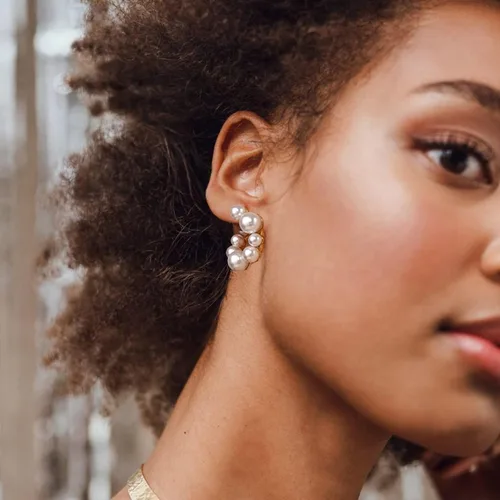 Miniatura 3 de Aretes de aro de perlas de oro para mujer, aretes Huggie de oro de 18 quilates Aretes de aro de oro pequeños ligeros para niñas