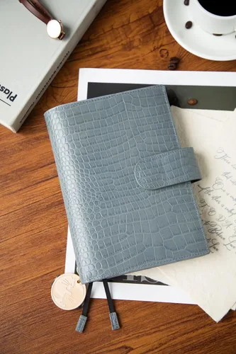 Miniatura 7 de Funda de planificador B6 con cremallera y gran bolsillo trasero, cuero con estampado de cocodrilo (Croc Steelblue)