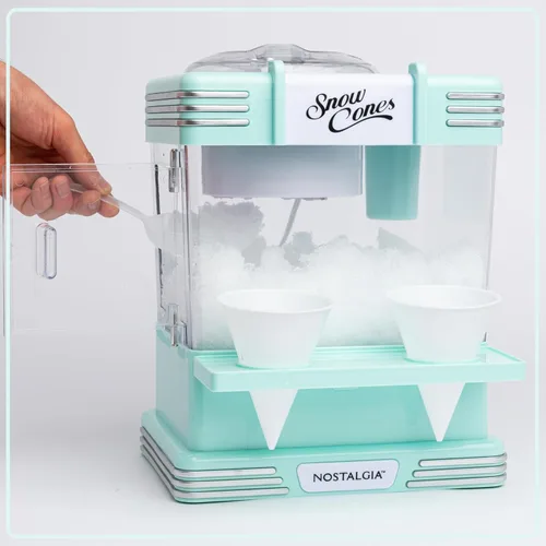 Miniatura 7 de Nostalgia Máquina de Hielo Raspado de Cono de Nieve - Máquina Retro de Mesa de Granizado que Hace 20 Golosinas Heladas - Incluye 2 Vasos de Plástico