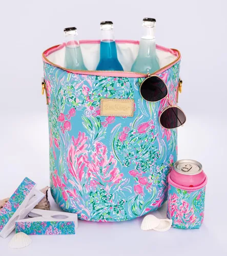 Miniatura 8 de Lilly Pulitzer Funda de vinilo resistente al agua para la playa, bolsa con cremallera incluye protector de bebidas, funda pequeña y clips para toalla
