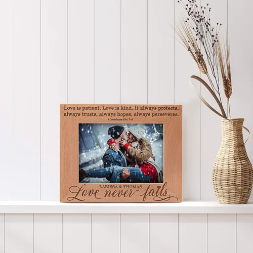 Miniatura 4 de Marco de fotos personalizado Love Never Fails, 4 x 6 pulgadas, marco de fotos romántico personalizado, boda, compromiso, día de San Valentín