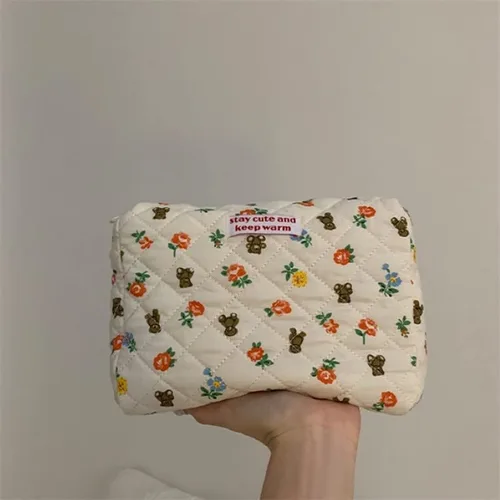 Miniatura 2 de Bolsa de maquillaje Kawaii bonita bolsa de cosméticos de felpa japonesa, bolsa de aseo peluda con patrones de flores de oso de hadas con cremallera