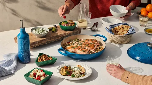Miniatura 5 de Le Creuset Olive Branch Collection Signature Braiser de hierro fundido esmaltado, 3.5 cuartos de galón, Marsella con tapa en relieve Marseille