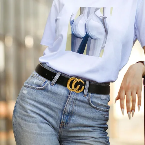Miniatura 2 de Cinturón de cuero clásico con hebilla de metal para mujer con vestido de jeans