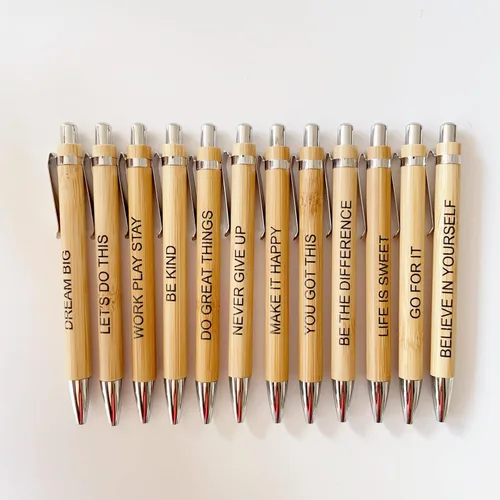 Jxueych Paquete de 12 bolígrafos de bambú con citas inspiradoras motivacionales, bolígrafos retráctiles con tinta negra, 0.039 in, suministros de
