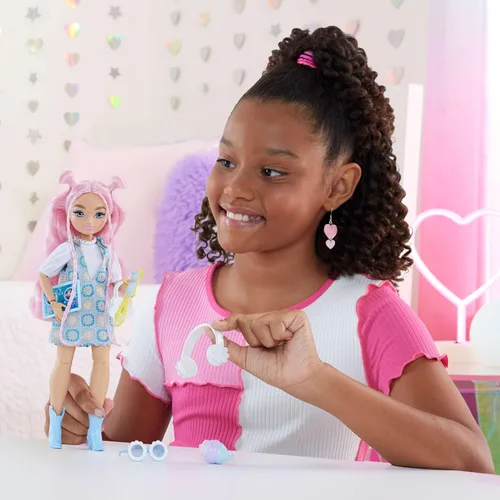 Miniatura 2 de Muñeca Barbie Dream Besties y Accesorios, Muñeca de Moda Posable Daisy Jean con Ropa Removible y Cabello Rosa Ondulado, 9 Piezas Temáticas de DJ
