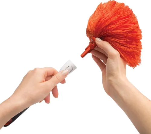 Miniatura 2 de OXO Good Grips Plumero de Microfibra Delicado Traps dust without chemicals, gentle on delicate surfaces, with a comfortable non-slip handle and