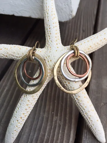 Miniatura 5 de Aretes de amanecer, artesanales, con diseño de círculos bruñidos, bañados en cobre, bronce, y plata.