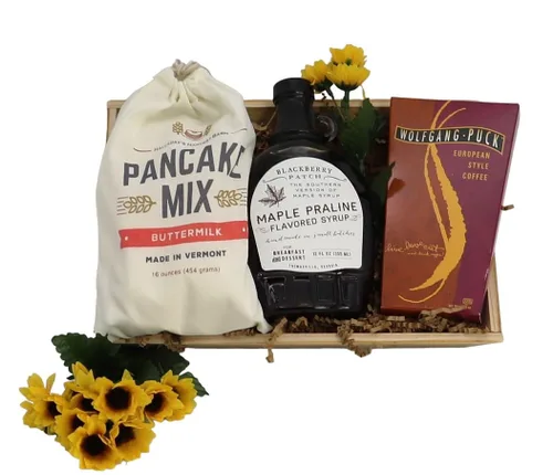 Gift Basket Village: Caja de regalo de desayuno gourmet: mezcla artesanal para panqueques, jarabe premium y café rico