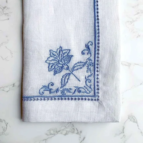 Miniatura 3 de s Signature Kitchen Collection - Juego de servilletas de lino blanco con bordado floral multicolor y punto de vainica