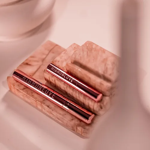 Miniatura 9 de Brillo de labios transparente, fórmula hidratante con un acabado de alto brillo, para usar solo o en la parte superior de color, vegano y libre