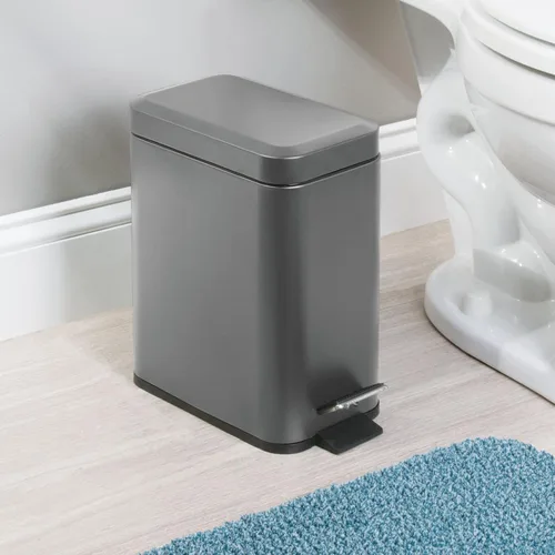 Miniatura 3 de mDesign Pequeño y moderno cubo de basura rectangular de metal con tapa y pedal de 1.3 galones, compacto, con cubo interior extraíble con asa