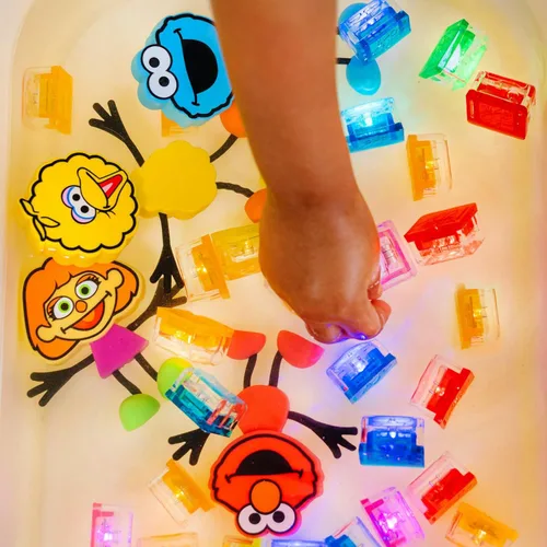 Miniatura 8 de Glo Pals x Barrio Sésamo Cubos Luminosos Activados por Agua para Juego Sensorial (Elmo - Cubos con Personaje)