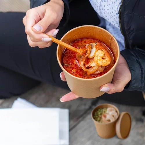 Miniatura 7 de PakTalk Paquete de 50 Recipientes de Sopa con Tapas, Vasos de Helado Desechables y Biodegradables, Cuencos de Sopa de Papel Kraft de 12 oz con Tapas