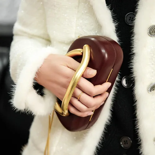 Miniatura 2 de Bolsos de noche de cuero sintético para mujer con cadena, bandolera de moda, decoración de metal, bolso de hombro casual 2025 A Blanco