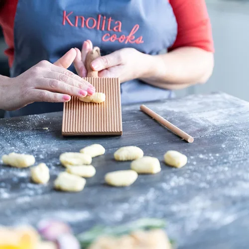 Miniatura 8 de Ultimate - Juego de 9 herramientas para hacer pasta, estante de secado de pasta, pinzas para pasta, juego de cortador de sellos de dos raviolis