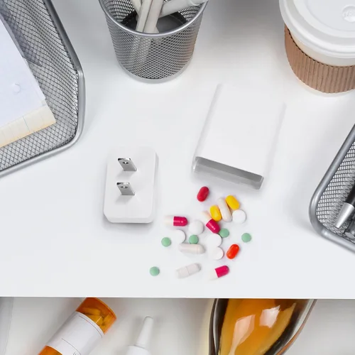 Miniatura 7 de Uonlytech Cargador falso con compartimento secreto, pastillero secreto, monedas, caja de almacenamiento para objetos de valor