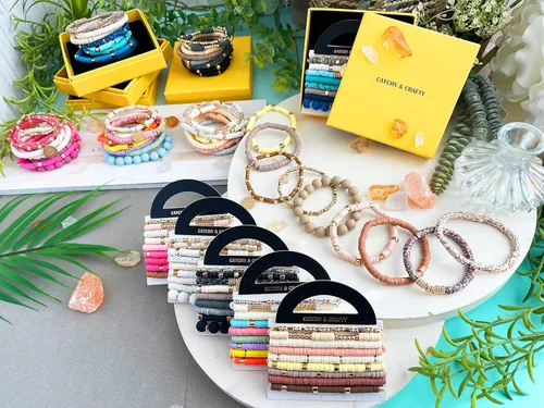 Miniatura 5 de CATCHY & CRAFTY 9 pulseras Heishi de varias capas con cuentas de arcilla de vinilo, apilables, elásticas, para mujeres, regalo para el día