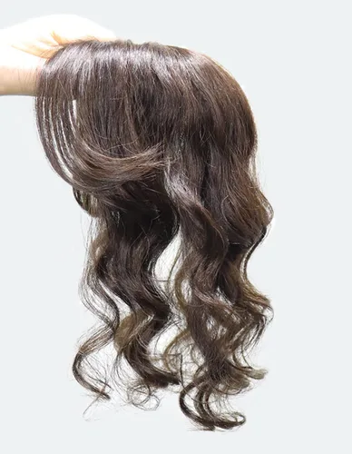 Miniatura 2 de Peluca de cabello humano rizado tipo tupé para mujer con flequillo lateral/flecos que añaden volumen al cabello, base de seda de 5 x 5 pulgadas