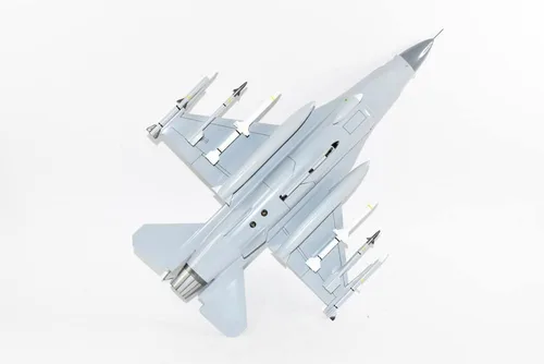 Miniatura 7 de Lockheed Martin F-16 Fighting Falcon®, escuadrón de prueba y evaluación 422d, modelo a escala de caoba de 18 pulgadas