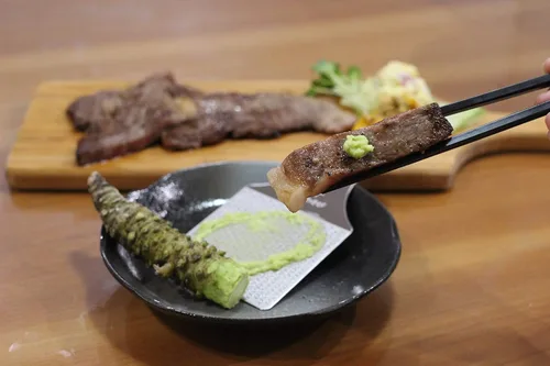 Miniatura 5 de Rallador de Wasabi de acero inoxidable sostenible – Hagane Zame – Rejilla Wasabi, ajo, jengibre, manzanas, frutas, verduras, textura
