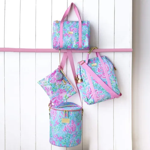 Miniatura 7 de Lilly Pulitzer Funda de vinilo resistente al agua para la playa, bolsa con cremallera incluye protector de bebidas, funda pequeña y clips para toalla