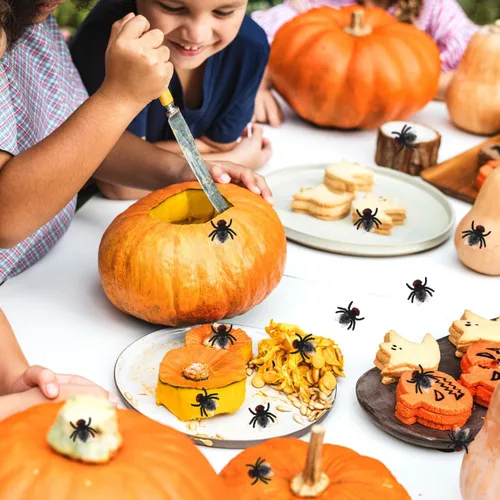 Miniatura 2 de 50 mini moscas de plástico: pequeñas moscas realistas para trucos de broma, broma de utilería de Halloween para fiestas de inocentes de abril