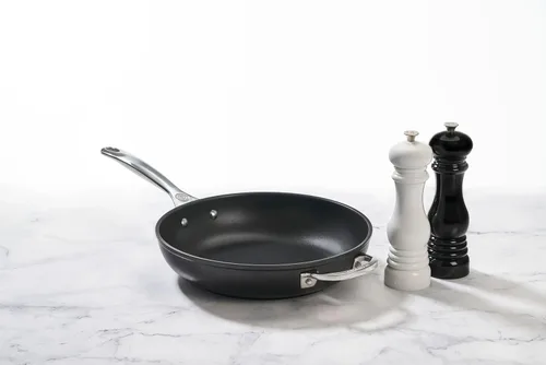 Miniatura 5 de Le Creuset Juego de molinillo de sal y pimienta, 20,3 cm x 6,35 cm cada uno, color negro y blanco