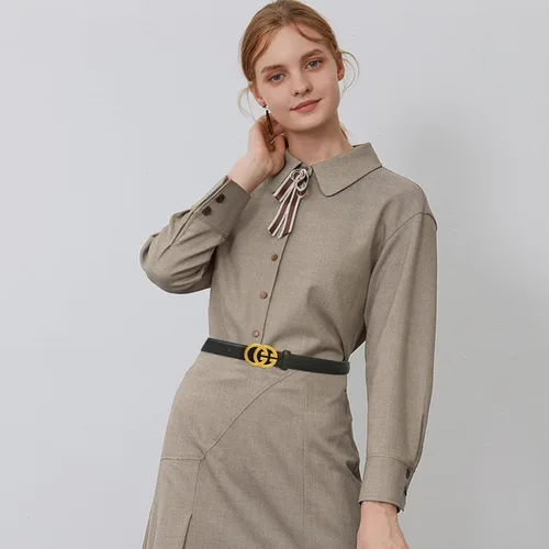 Miniatura 412 de Cinturón de cuero clásico con hebilla de metal para mujer con vestido de jeans