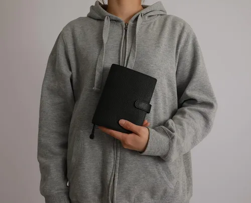 Miniatura 6 de Funda para planificador de cuero genuino A6 con presilla para bolígrafo, ranuras para tarjetas, bolsillos con cremallera, funda para organizador