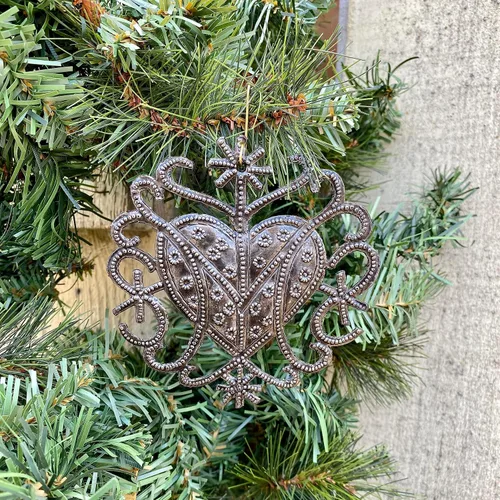 Miniatura 3 de Adorno de corazón hecho a mano de Freda Veve de 4 pulgadas, arte de metal haitiano, diseño de Veve haitiano, ornamento cultural único, arte popular