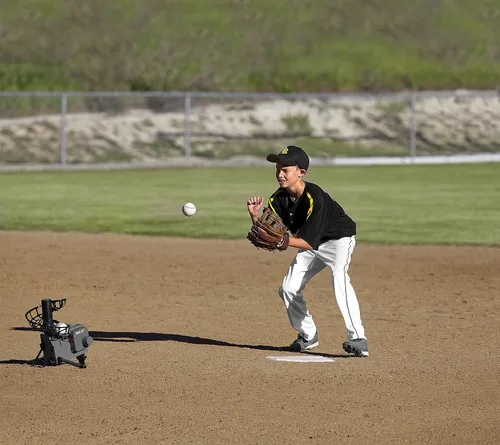 Miniatura 4 de SKLZ Pitching Machine Improve Your Swing Ideal for Baseball & Softball Drills Develops Hitting Power and Fielding Skills Portable & Easy to