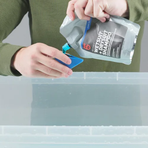 Miniatura 3 de GEAR AID Limpiador y acondicionador para trajes húmedos y secos – Elimina la sal, el cloro y los residuos con champú concentrado, mantiene