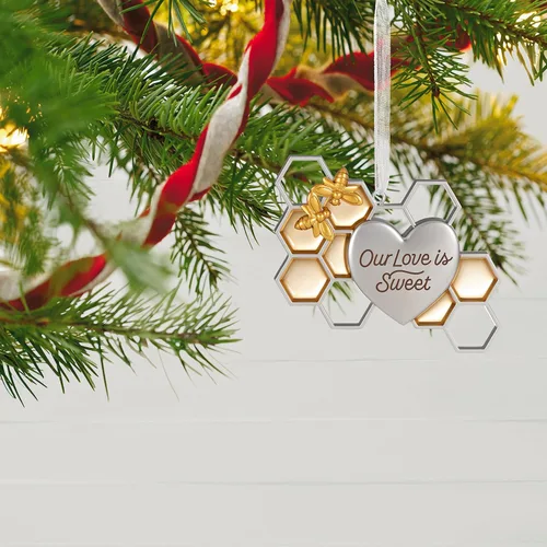 Miniatura 6 de Adorno de Navidad Hallmark Keepsake 2023, Nuestro amor es dulce, Abeja y panal