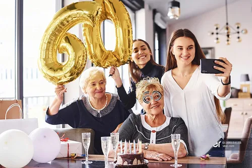 Miniatura 7 de Regalos de cumpleaños número 60 para mujeres, tiara, banda, adorno para pastel, vela y vasos para decoración de fiesta de cumpleaños 60, 5