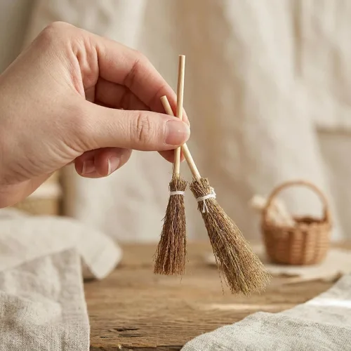 Miniatura 9 de Toyvian Juego de mini escobas decorativas tejidas a mano, 5 piezas de 7.08 pulgadas, accesorios para casa de muñecas pequeñas para manualidades